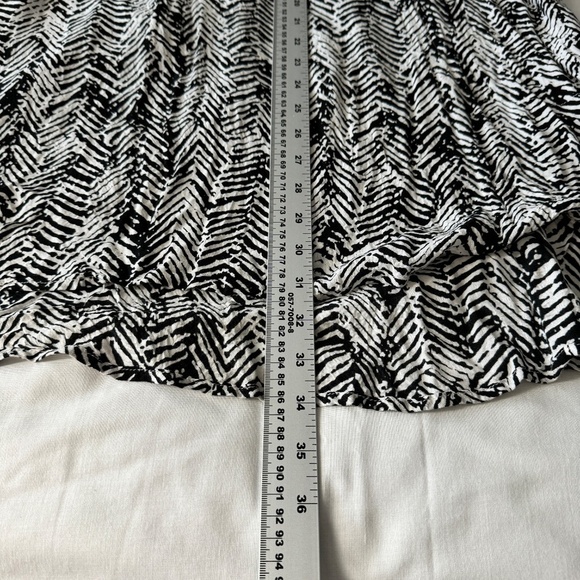 Blue Sky Black + White Abstract Geometric Tribal Long Sleeve V-Neck Blouse‎ 1X - Picture 9 of 13